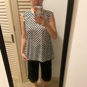 💜 5 for $25 Vince Camuto white and black polka dot tunic top